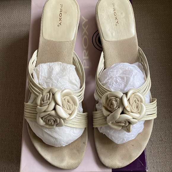 White leather strappy slides with flowers. - Picture 3 of 6